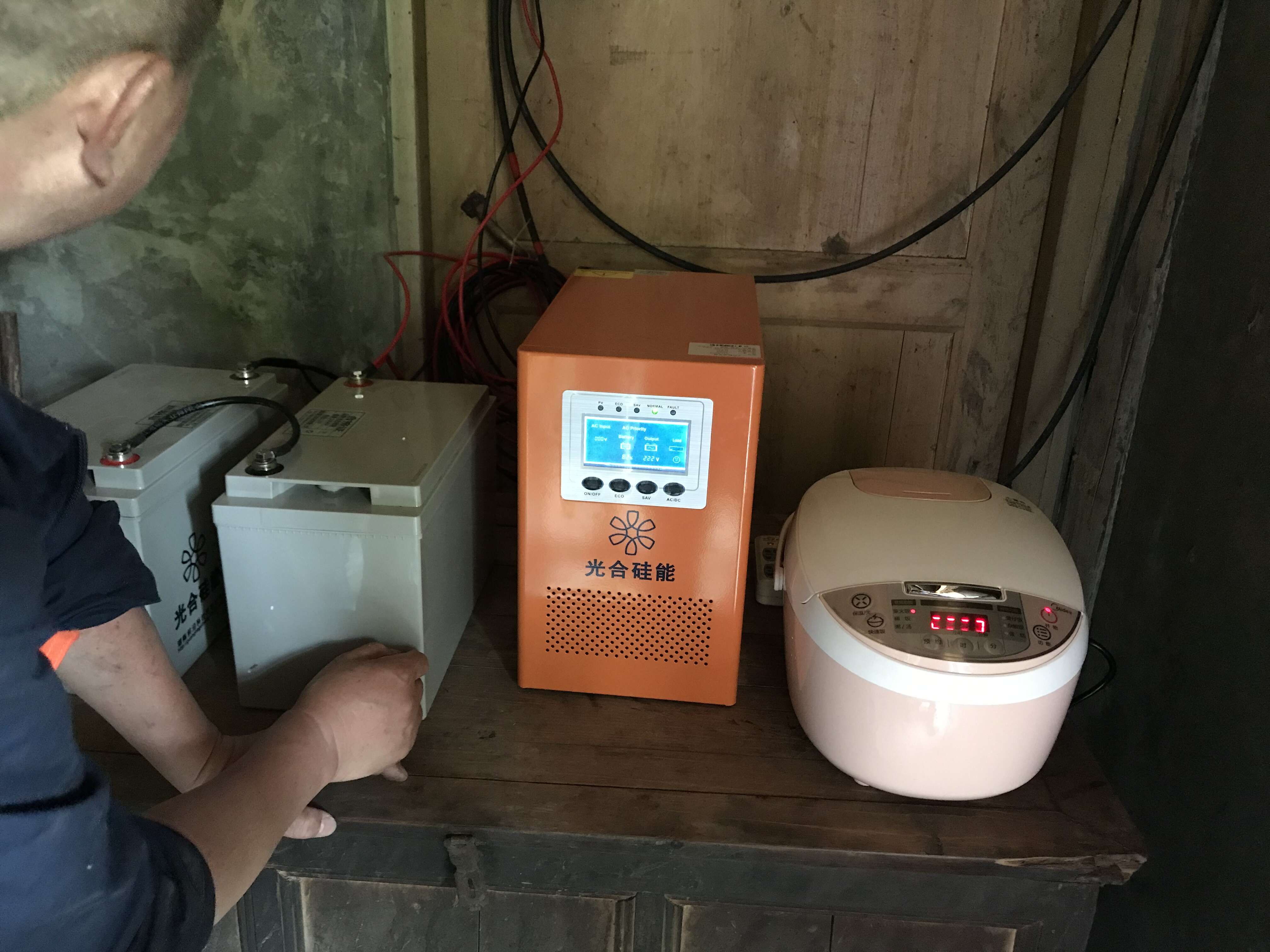 太陽能蓄電池現場安裝施工圖